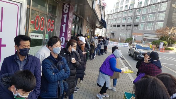 평택시 송탄동 코오롱하늘채, 마스크 구매객들에게 음료 봉사