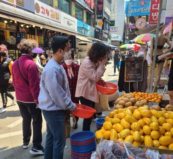 구리전통시장에서 장을 보고 있는 구리시청 공직자