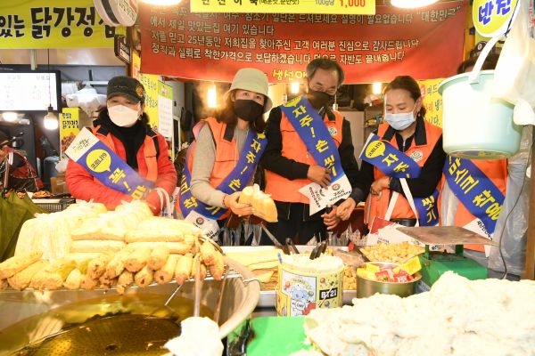 구리전통시장 장보기 행사에 나선 구리시태극기달기범시민실천운동본부