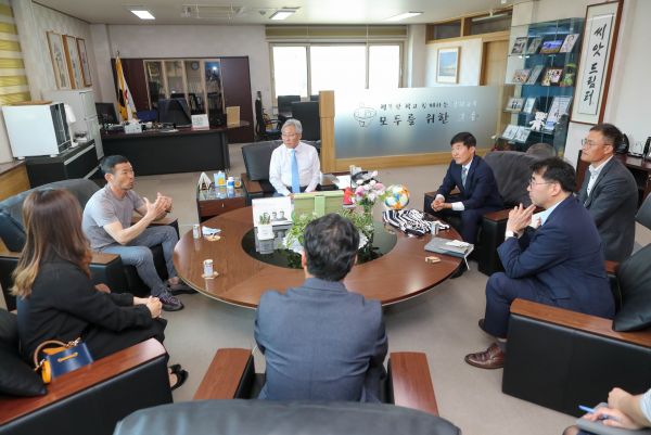 도교육청, 손흥민선수 친필사인 축구용품 기증 받아