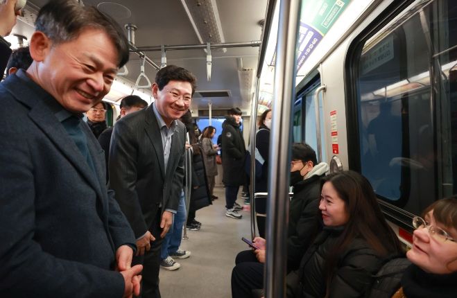 이상일 용인특례시장이 3일 용인경전철 이용 시민들과 새해인사를 나누고 있다