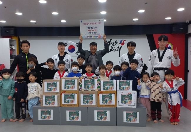 가온태권도학원이 라면 600개를 영덕2동에 전달했다.