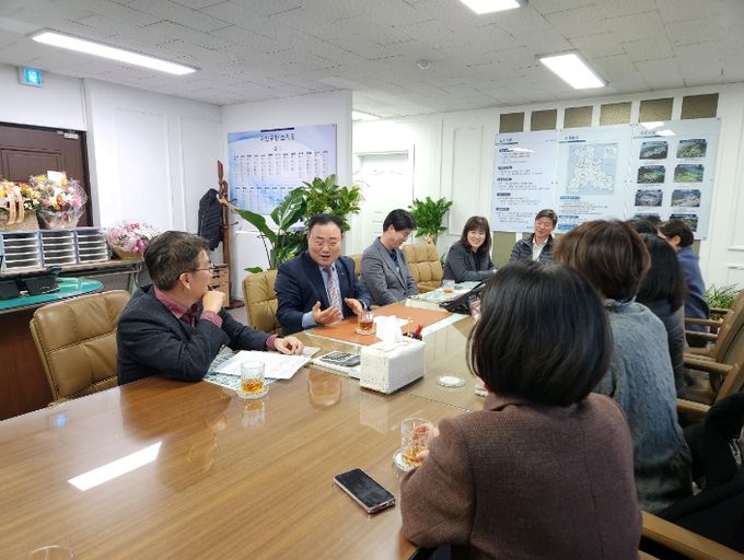 송종율 처인구청장이 업무보고를 받고 지역 발전을 위한 행정 추진 방안을 제시하고 있다.