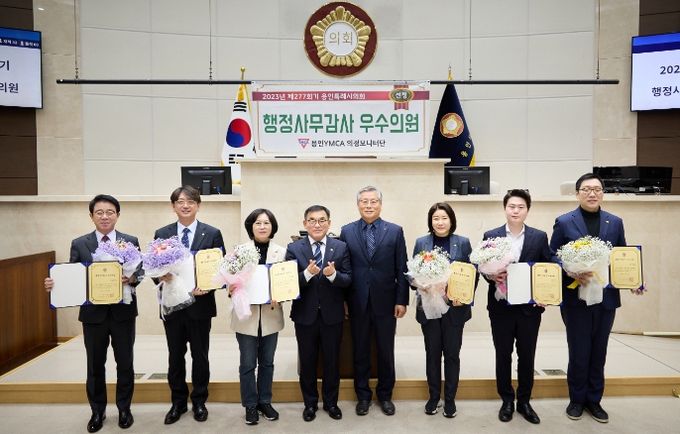 왼쪽부터 김윤선, 이교우, 이윤미 의원, 윤원균 의장, 용인YMCA 김정연 이사장, 김희영, 박병민, 강영웅 의원