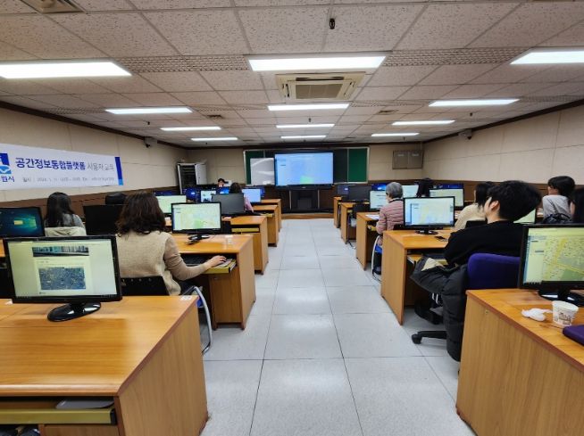 수원시가 11일 공간정보통합플랫폼 사용자 교육을 하고 있다