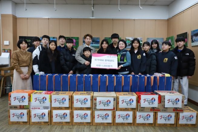 국가대표 본 태권도, 시흥시 정왕2동에 '사랑의 라면 트리' 전달