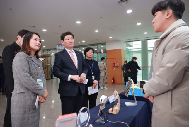 지난 22일 용인특례시청에서 열린 '2024년 중소기업 지원시책 합동 설명회'에 참석한 이상일 용인특례시장