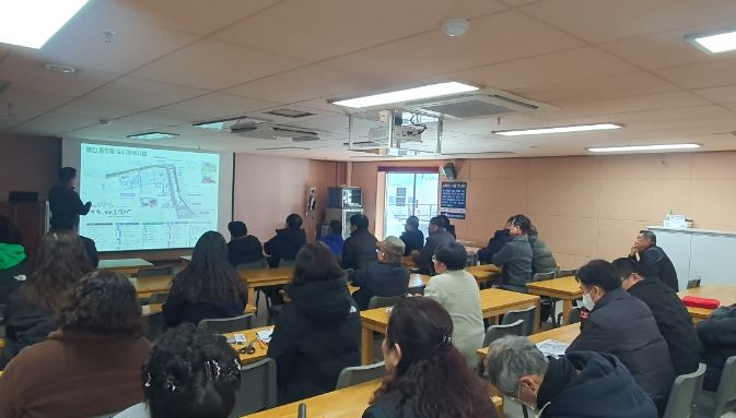 용인특례시가 지난 24일 용인중앙시장 제2공영주차장 교육장에서 중앙동 도시재생사업 진행사항 공유회를 개최했다