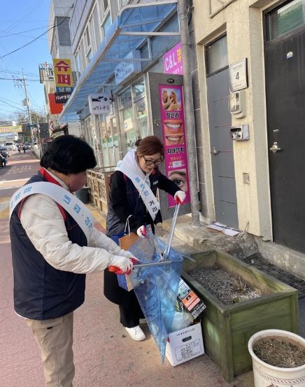 시흥시 군자동 통장협의회, 새해맞이 대청소... 깨끗한 마을 만들기 앞장