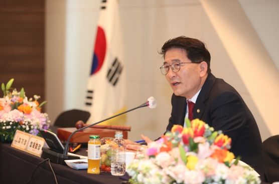 김기정 의장이 개회사를 하고 있다.