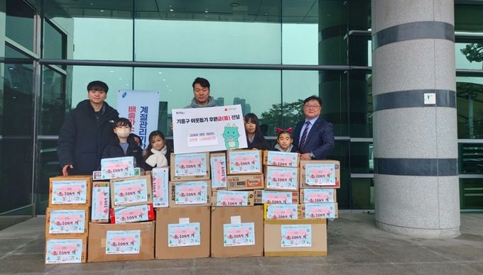 고려대 명문 태권도가 지난 17일 기흥구청에 이웃돕기 물품을 기탁했다.