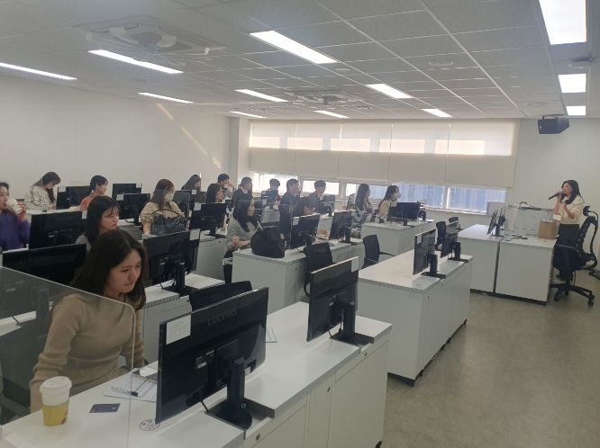 신규 임용 공무원과 복직 공무원들이 세종교육원에서 컴퓨터로 업무 실습을 하고 있다.