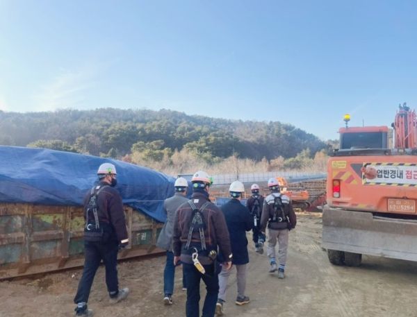 용인특례시가 29일까지 관내 대형 건축공사장 131곳을 대상으로 안전 점검을 한다. 관계자들이 공사장 안전 점검을 하고 있다