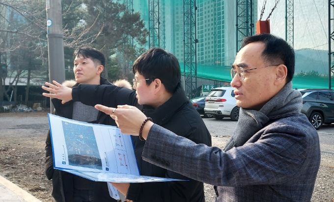 이형범 수지구청장(오른쪽)이 지난달 30일 고기로45번길 보행환경 개선사업 현장을 방문해 점검하고 있다