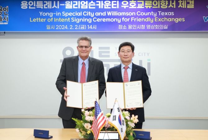 2일 이상일 용인특례시장과 빌 그래밸 윌리엄슨 카운티장이 우호 교류 의향서를 교환했다.