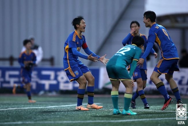울산HD U15 선수들이 춘계중등대회 매화그룹 우승 확정 후 기뻐하고 있다.