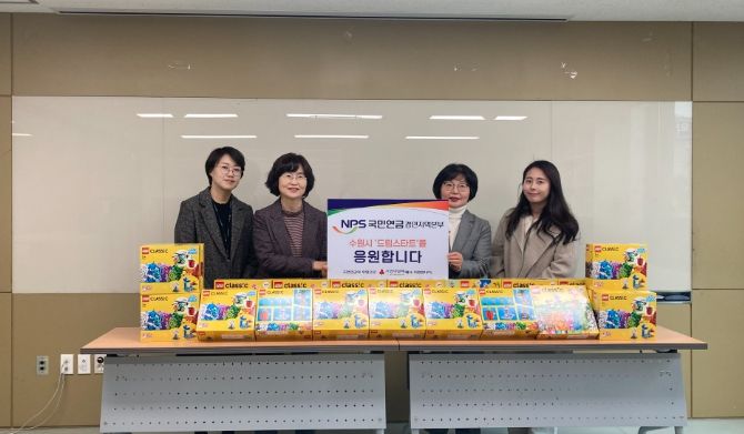 수원시, 국민연금공단 경인지역본부 관계자가 기념촬영을 하고 있다.