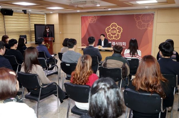 김기정 의장이 격려사를 하고 있다.