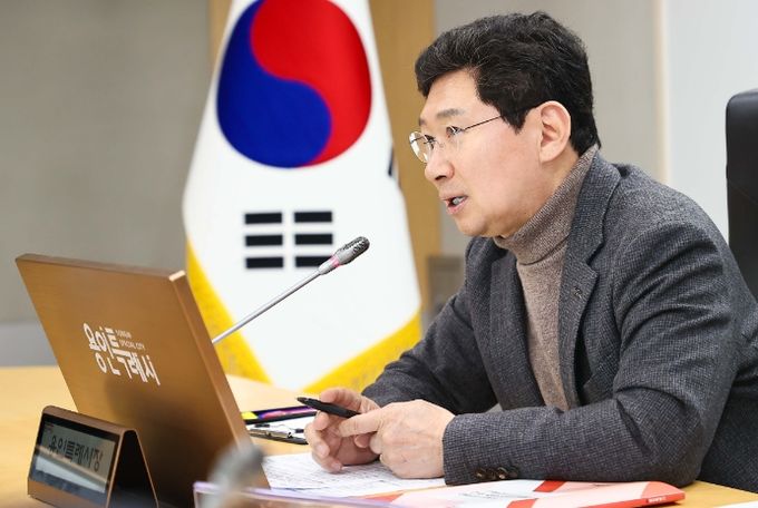 이상일 용인특례시장이 지난 7일 생활밀착형 사업 보고회에서 시민 불편 해소를 위해 노력해달라고 당부하고 있다