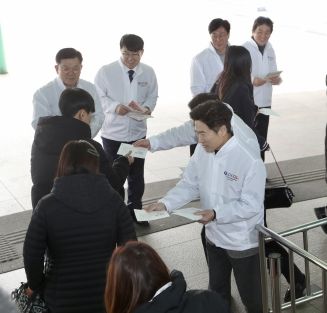 8일 오후 목포역에서 김대중 전남교육감 및 직원들이 역을 빠져나오는 시민들에게 홍보 리플릿을 전달하고 있다.