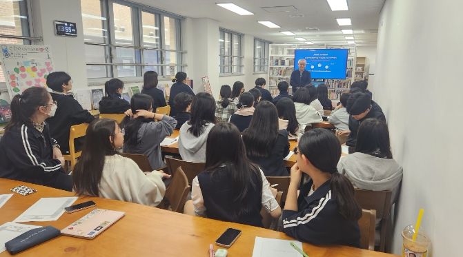 용인시 도서관에서 운영하는 휴먼북 서비스가 중고등학교로 확대 운영된다. 학교에서 휴먼북 강연이 열리고 있는 모습