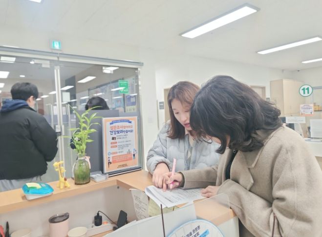 보라동이 행정복지센터 방문 주민을 대상으로 설문조사를 진행하고 있다.