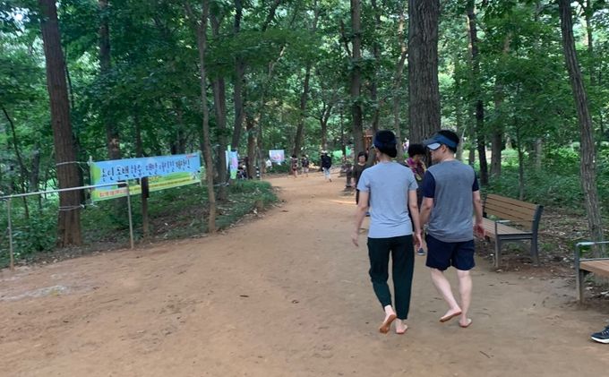 용인특례시가 올해 14곳에 맨발길을 새로 조성한다. 사진은 기흥구 한숲근린공원 맨발길