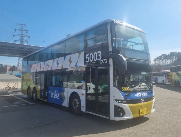 용인에서 강남역 방면을 운행하는 5003번 2층 전기버스 모습