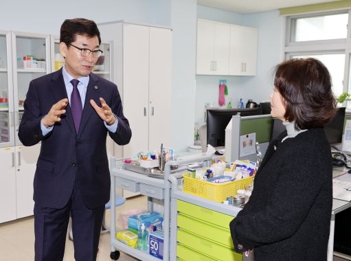 윤건영 충북교육감, 신학기 대비 개학 전 학생 응급체계 점검을 위한 단재초 방문