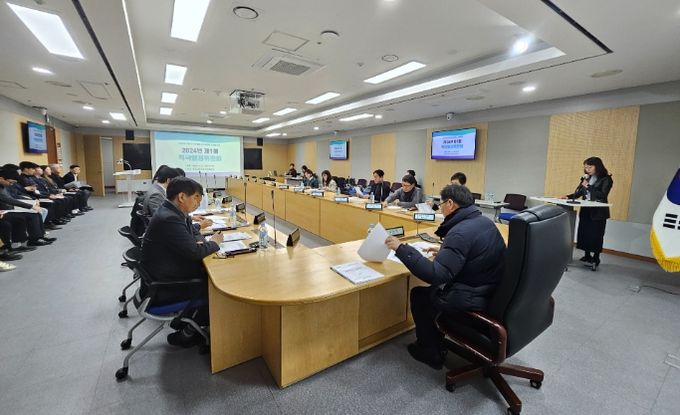 용인특례시가 27일 적극행정위원회를 열어 올 상반기 우수사례 7건을 최종 선정했다