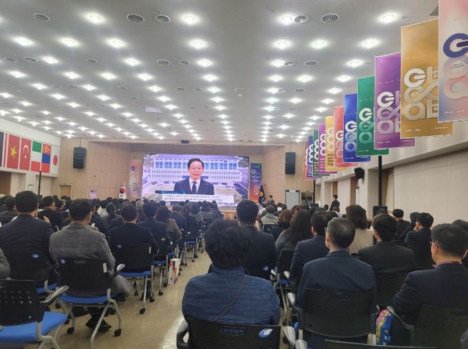 D-100일 행사사진에서 전남교육청 교육감 축하영상