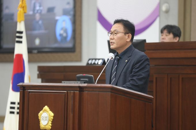 채명기 의원이 5분발언을 하고 있다.