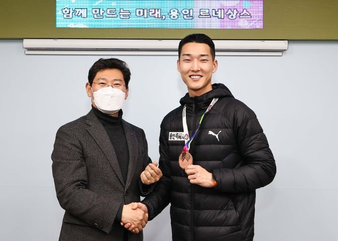 지난 6일 이상일 용인특례시장이 시장실을 방문한 우상혁 선수를 격려했다. 이상일 시장은 가벼운 감기 기운 때문에 마스크를 쓰고 사진을 촬영했다.