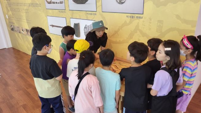 용인처인성역사교육관에서 진행한 '처인성 고고학자' 프로그램 참가자들의 모습