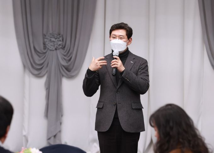 8일 시청 컨벤션홀에서 열린 '2024년 용인시 SNS 시민 서포터즈' 발대식에서 인사말을 하고 있는 이상일 용인특례시장.