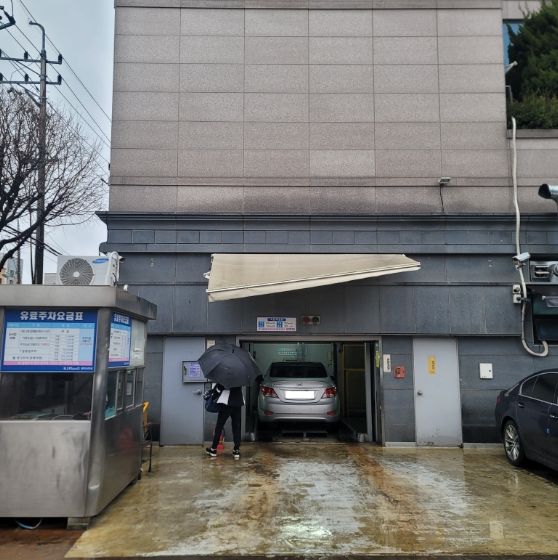기계식주차장을 점검하는 모습