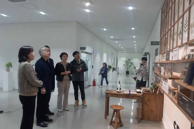 피닉스시의 사막식물원 헤롤드 도렌베체르 이사장이 영흥수목원을 둘러보고 있다.