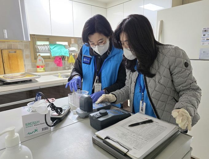 워터 코디가 수질 검사를 하고 있다