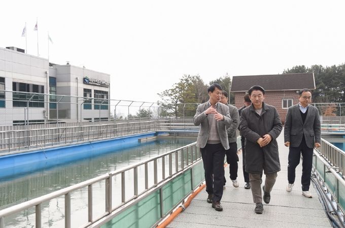 3월 19일 김동근 시장이 가능정수장을 방문해 안전점검을 하고 있다.