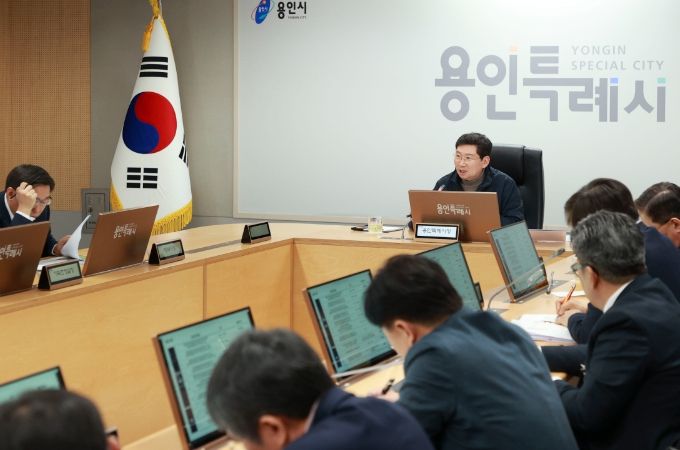 이상일 용인특례시장이 지난 18일 간부회의를 주재하고 있다