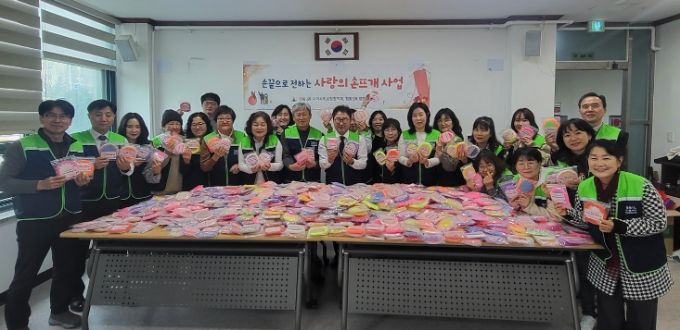 시흥시 정왕3동 지역사회보장협의체, 사랑담은 손뜨개 수세미 기부