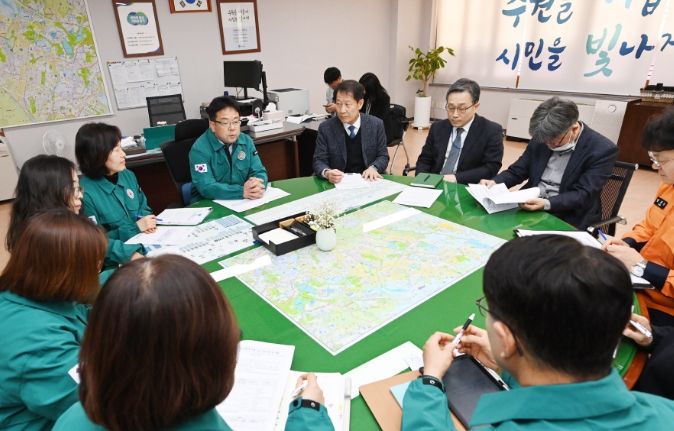 김현수 수원시 제1부시장이 회의에서 발언하고 있다