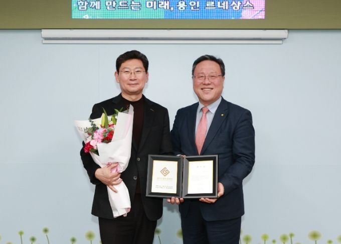 이상일 용인특례시장이 22일 시장실에서 시석중 경기신용보증재단 이사장으로부터 감사패를 전달받았다.