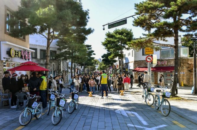 지난해 열린 ‘생태교통 수원 뉴페스타’에서 시민들이 축제 프로그램을 즐기고 있다.