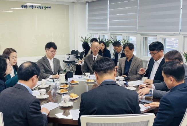 황인국 제2부시장과 직업계고 교장들이 의견을 나누고 있다.