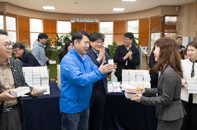 떡과 책갈피를 전달하고 이정선 교육감