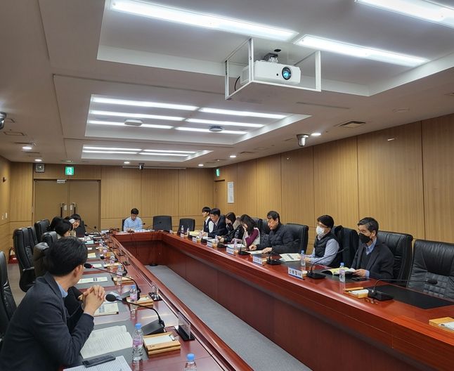 26일, 청사 3층 상황실에서 제1회 주민참여예산위원회가 열리고 있다