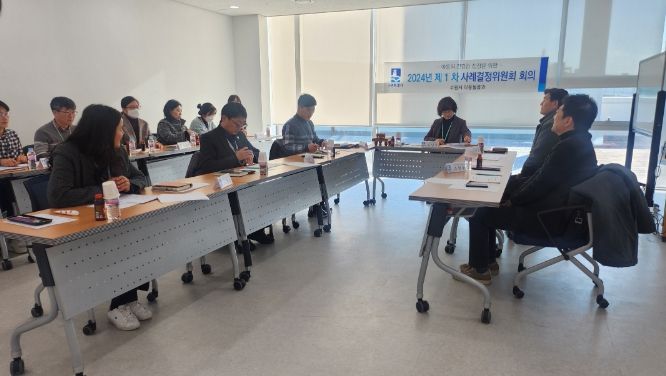 수원시는 월 1회 사례결정위원회를 열고 요보호 아동의 보호조치 등을 심의한다.
