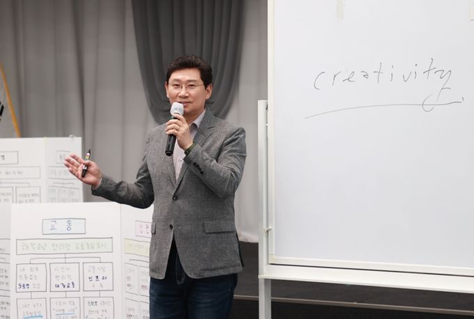 6일 용인특례시청 컨벤션홀에서 열린 '2040년 용인도시기본계획' 수립을 위한 시민계획단의 토론회에 참석한 이상일 용인특례시장