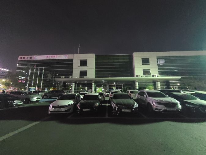 용인특례시가 기후변화주간 다양한 행사를 연다. 사진은 지난 전기소등 행사에 기흥구청 청사가 참여한 모습